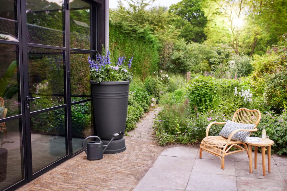 Sadevesiastia Elho Green Basics 200 l jalustalla