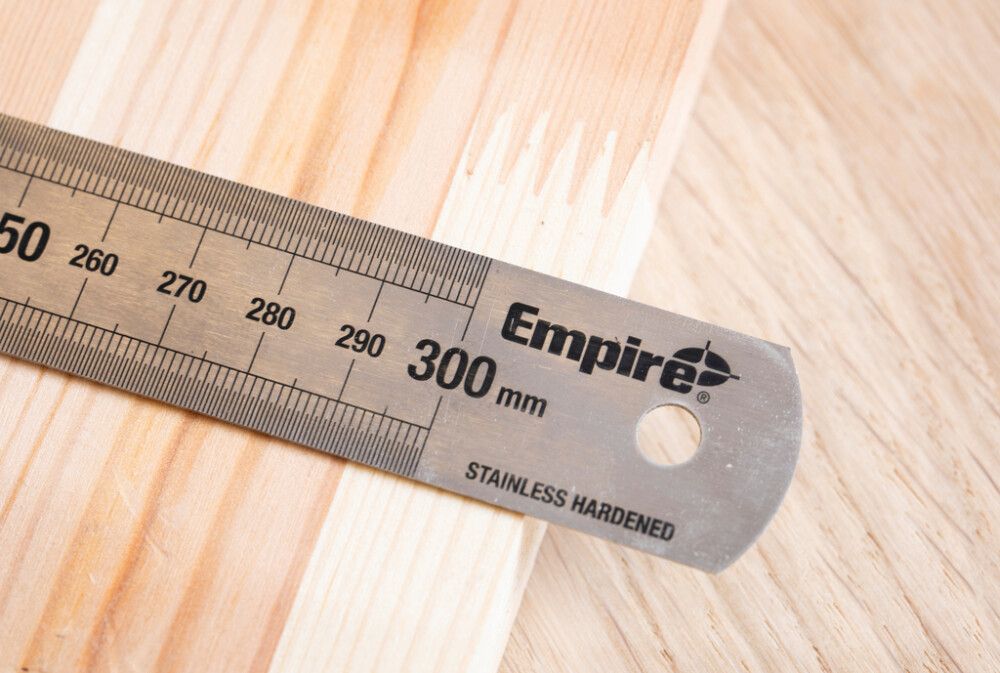 Viivain Empire 300 mm RST