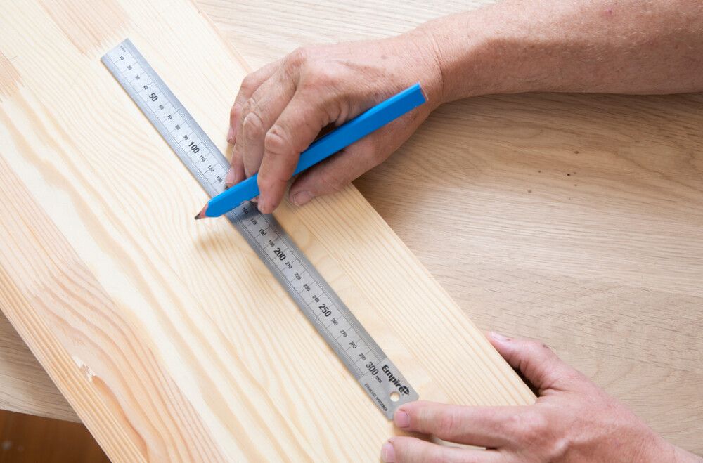 Viivain Empire 300 mm RST