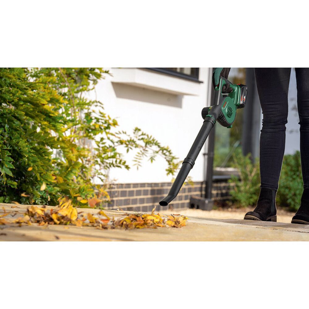 Akkulehtipuhallin Bosch UniversalLeafBlower 18V-130 Solo