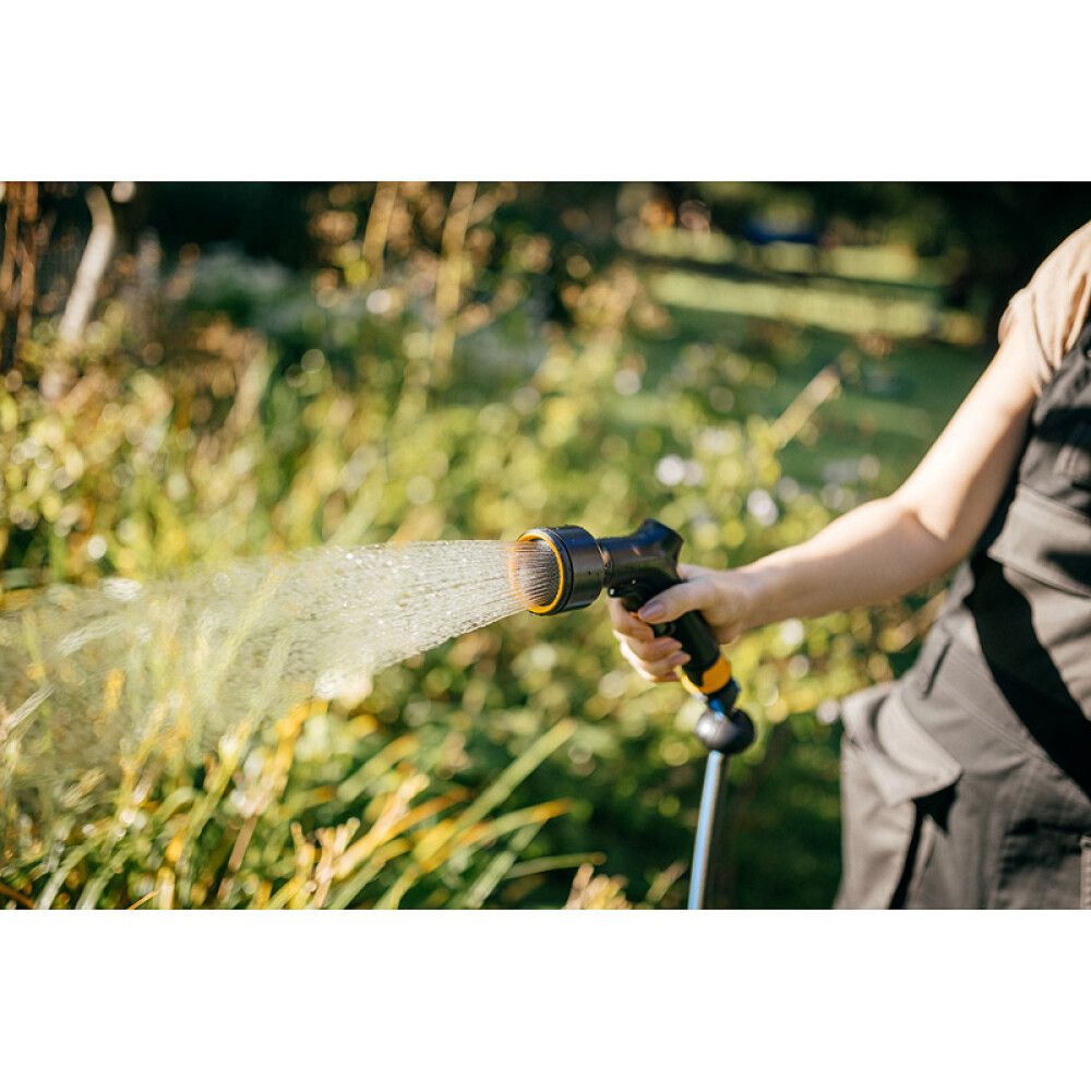 Kastelupistooli Fiskars Solid suihkulla