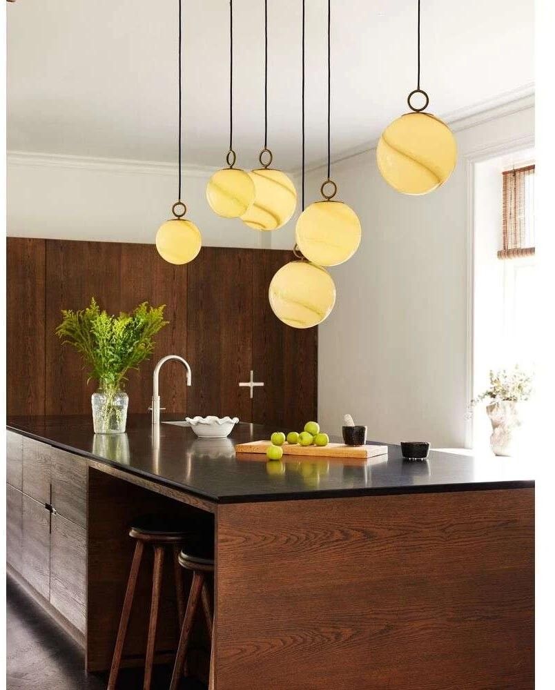 Riippuvalaisin Halo Design Stockholm marmorinruskea/messinki Ø 18 cm