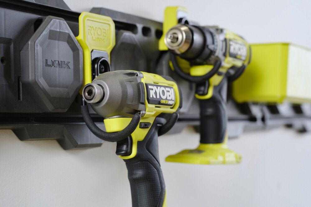 Työkalukoukku käännettävällä taustalla Ryobi LINK RSLW816
