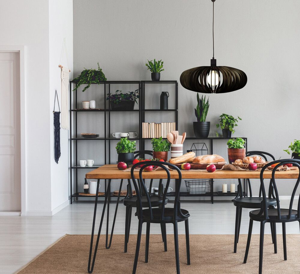 Riippuvalaisin Aneta Arcos musta