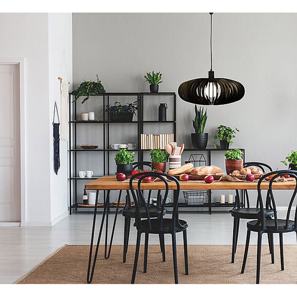 Riippuvalaisin Aneta Arcos musta