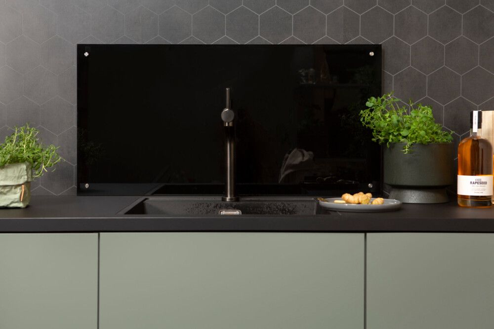 Lasilevy Fibo musta karkaistu 6 x 450 x 900 mm