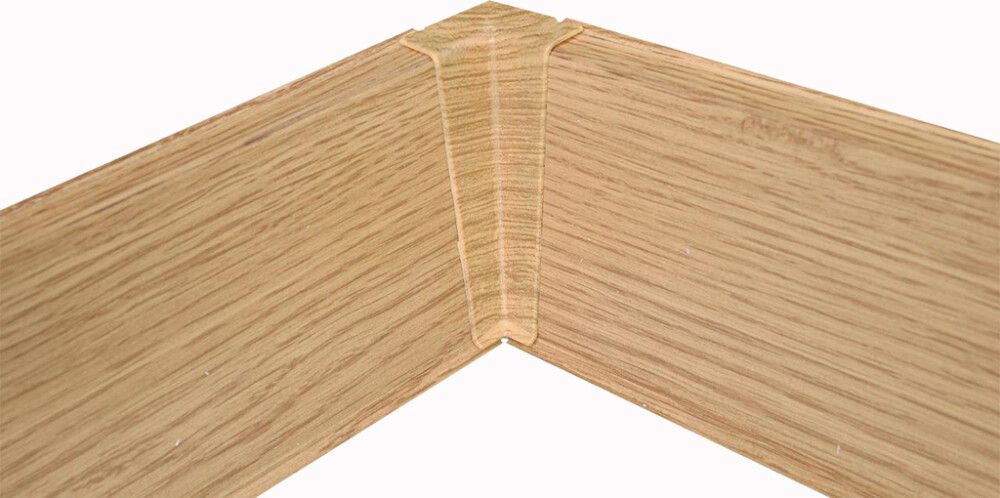 Jalkalistan sisänurkka Maler PVC Tammi 22 x 75 mm