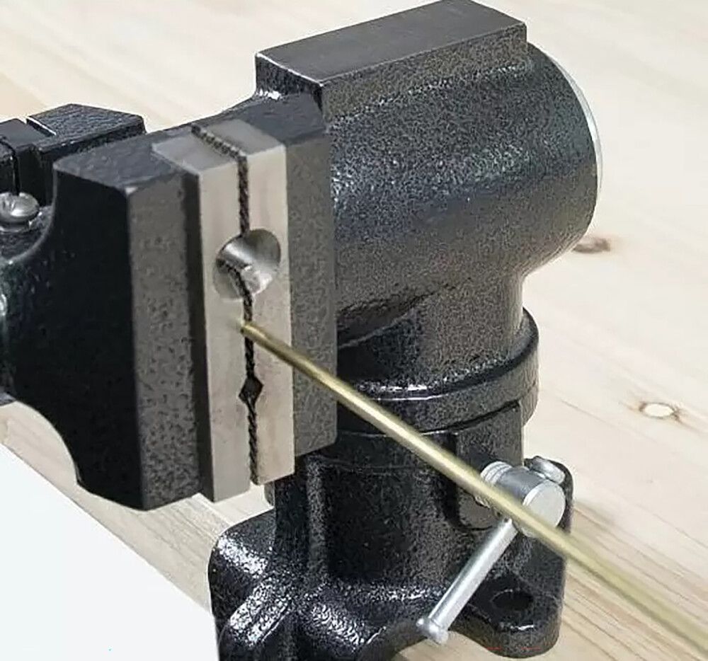 Ruuvipenkki Wisent Musta