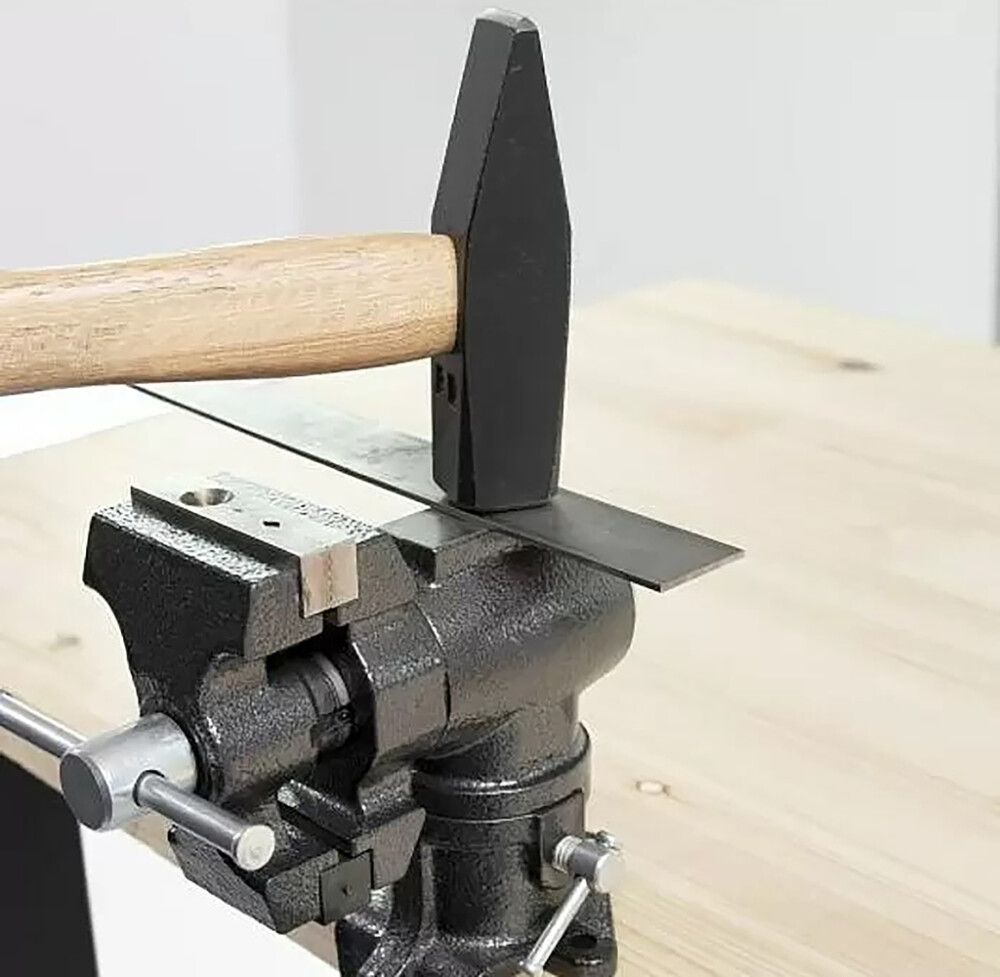 Ruuvipenkki Wisent Musta