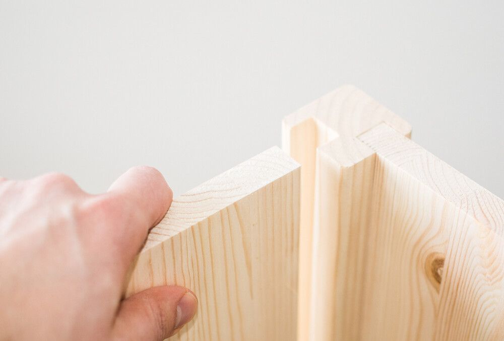 Kulmaliitos Lamboard Mänty 18 mm levylle 2 kpl