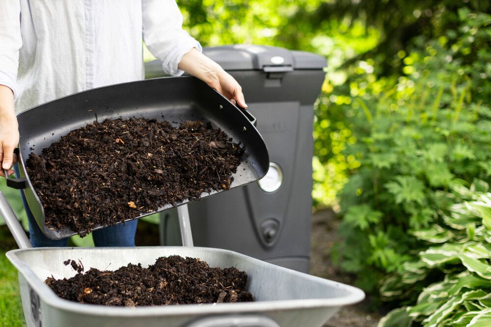 Tyhjennyskaukalo Biolan kompostoriin