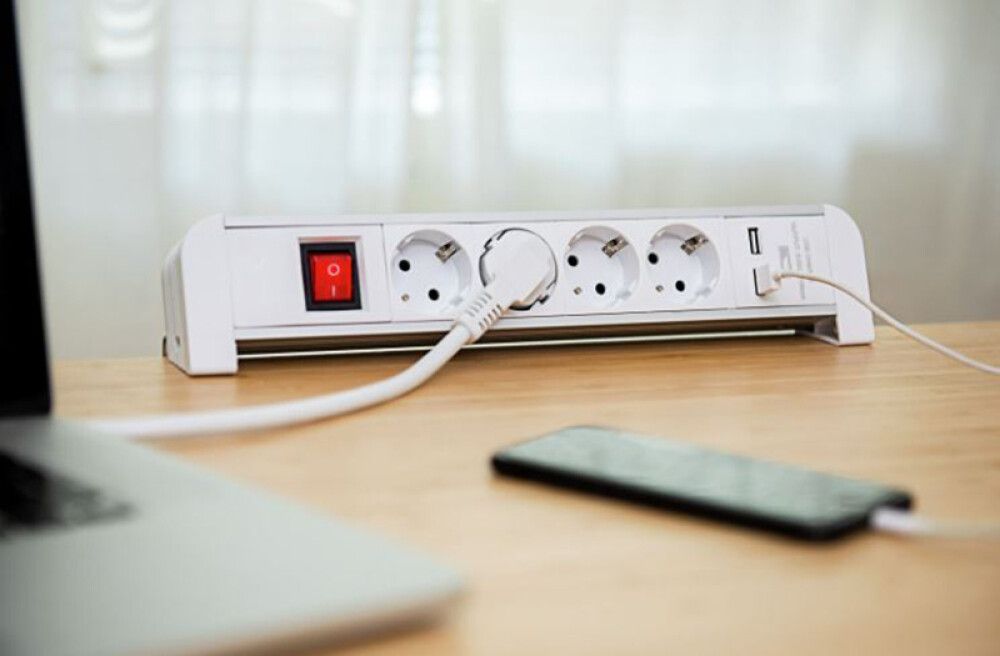 Rasialista Airam Tabletop 4-os + 2 USB Valkoinen