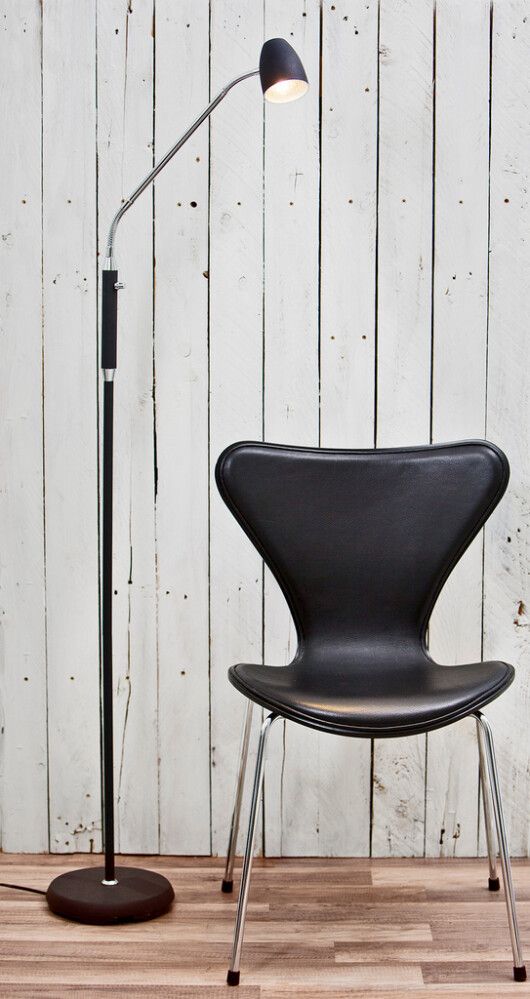 Lattiavalaisin Aneta Sandnes musta 22 x 56 x 140 cm