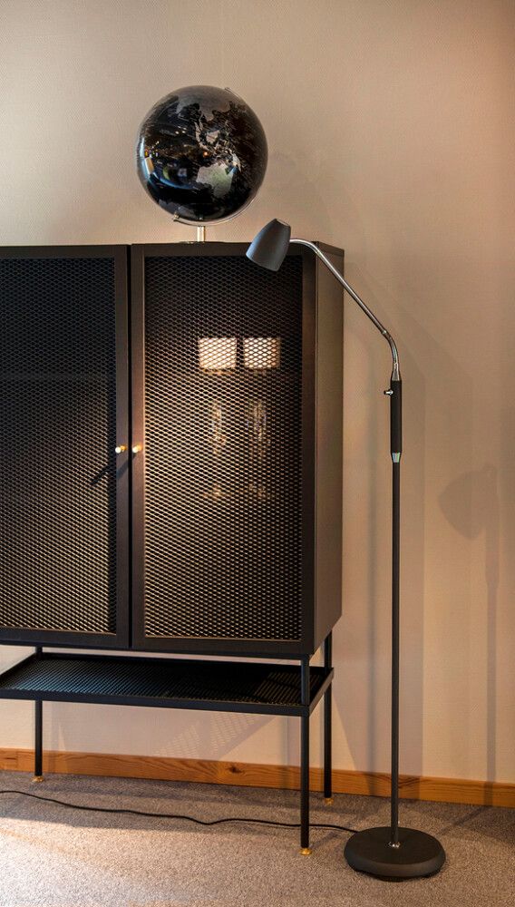 Lattiavalaisin Aneta Sandnes musta 22 x 56 x 140 cm