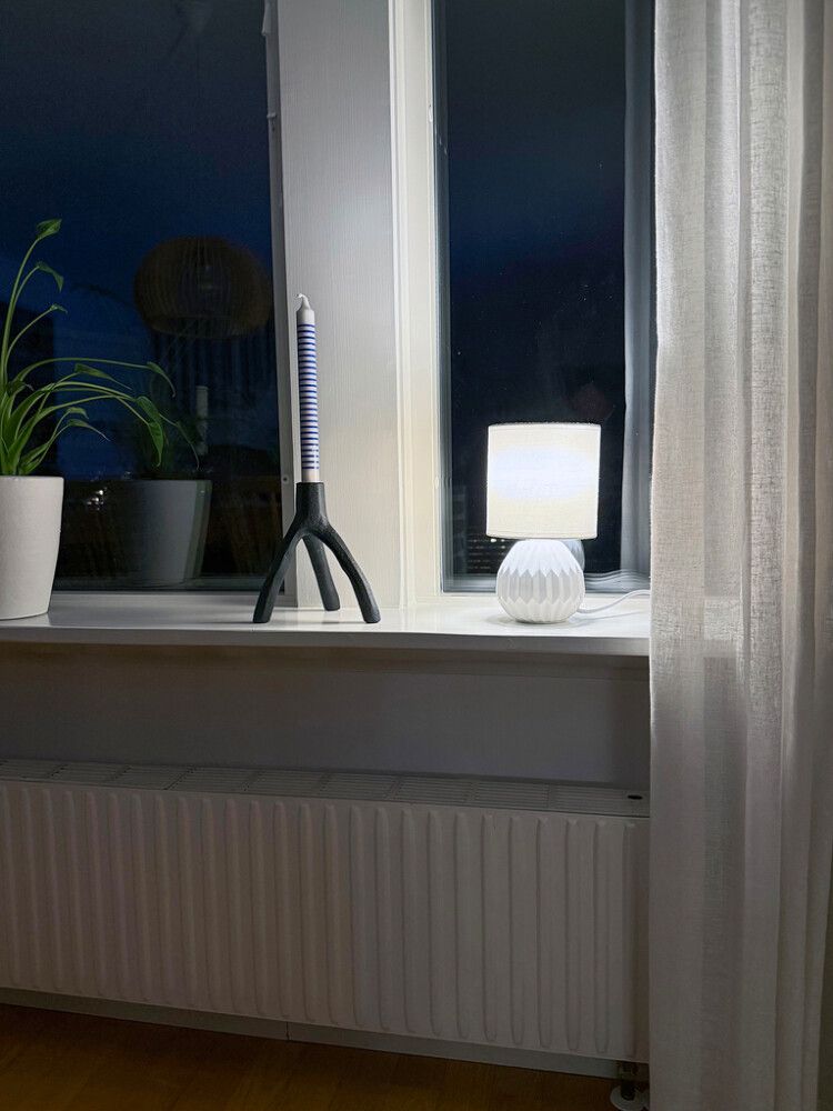 Pöytävalaisin Aneta Charlotte valkoinen 13 cm