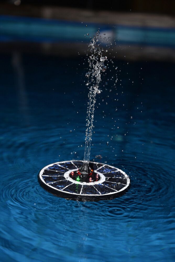 Suihkulähde kelluva aurinkokennolla