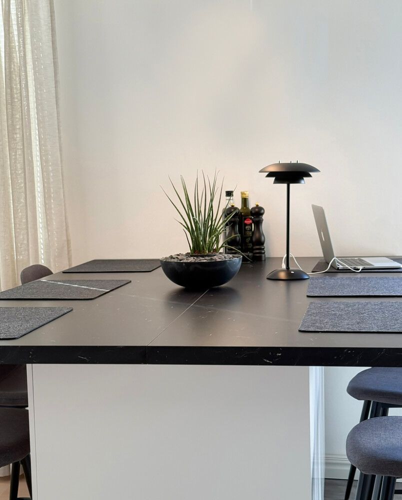 Ladattava pöytävalaisin Aneta Epsilon Ø 20 x 37 cm Musta