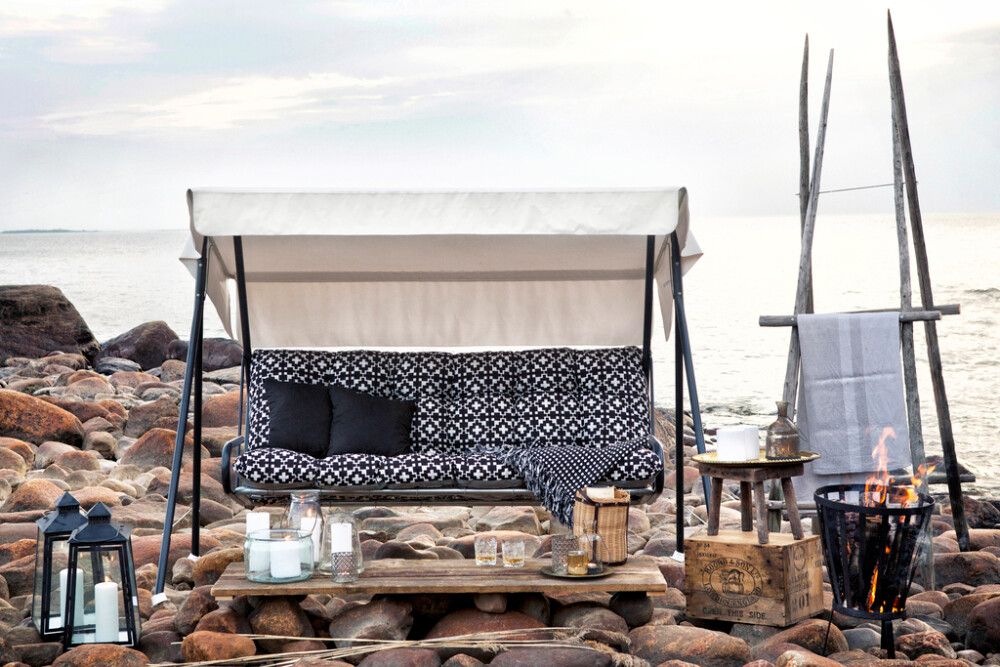 Puutarhakeinu Varax Suvi mustavalkoinen