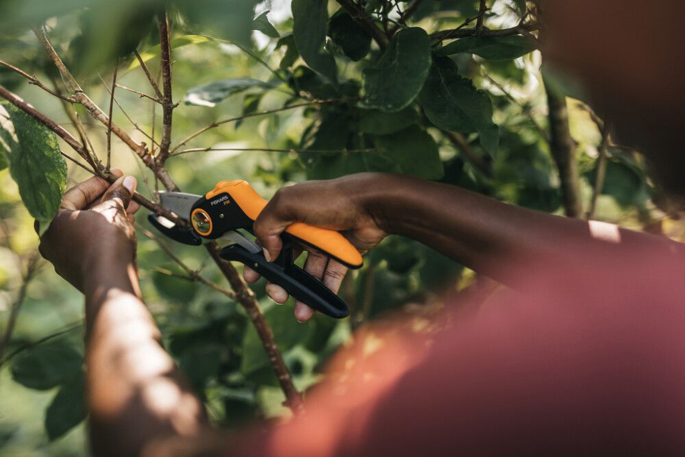 Oksasakset Fiskars PowerLever Plus P741 alasinmalli