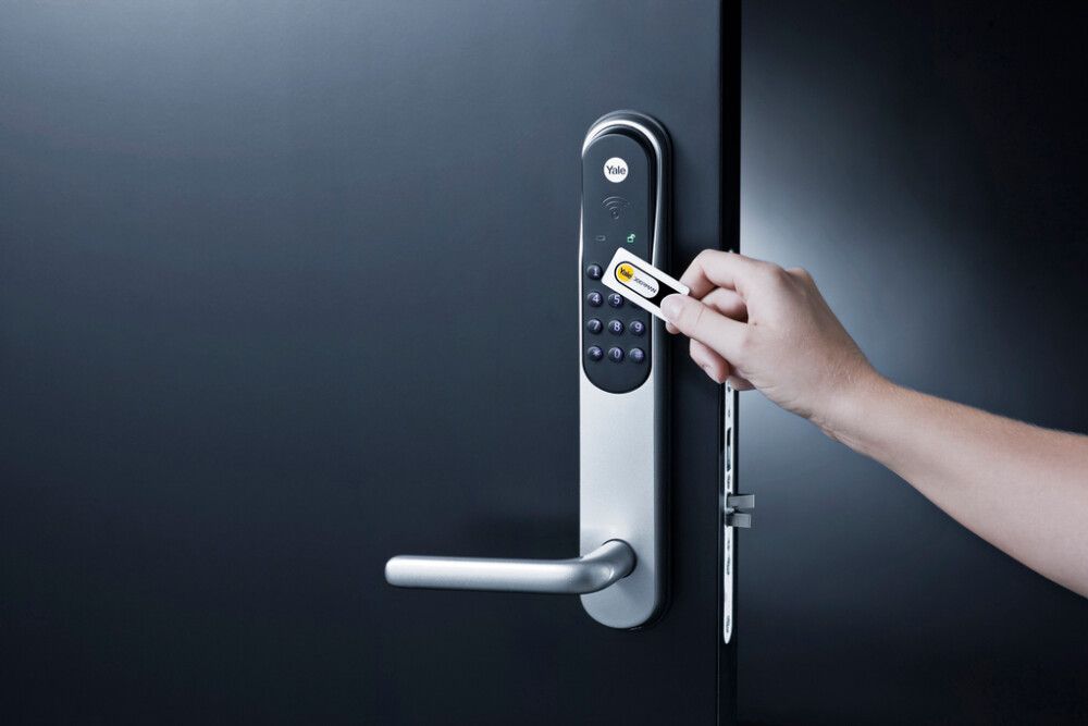 Älylukko Yale Doorman Classic Hopea