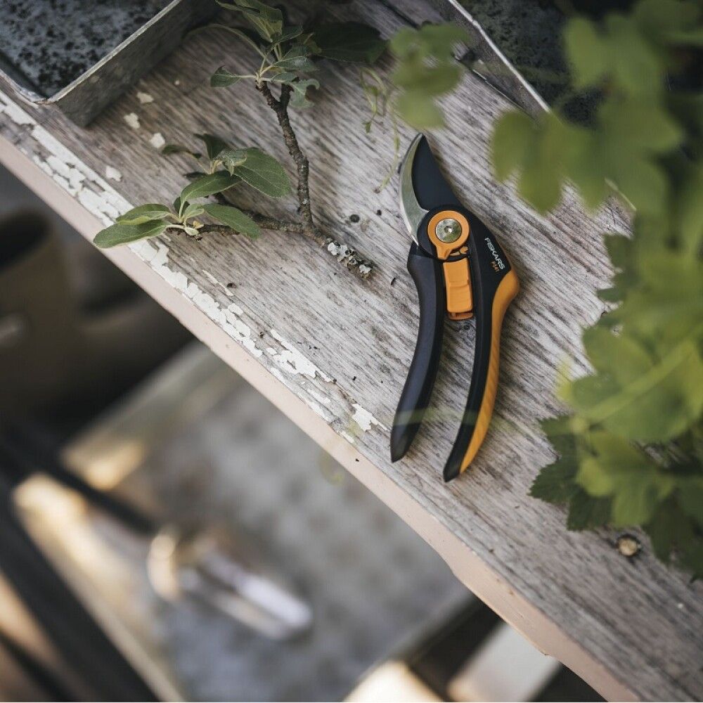 Oksasakset Fiskars SmartFit P541 ohileikkaavat