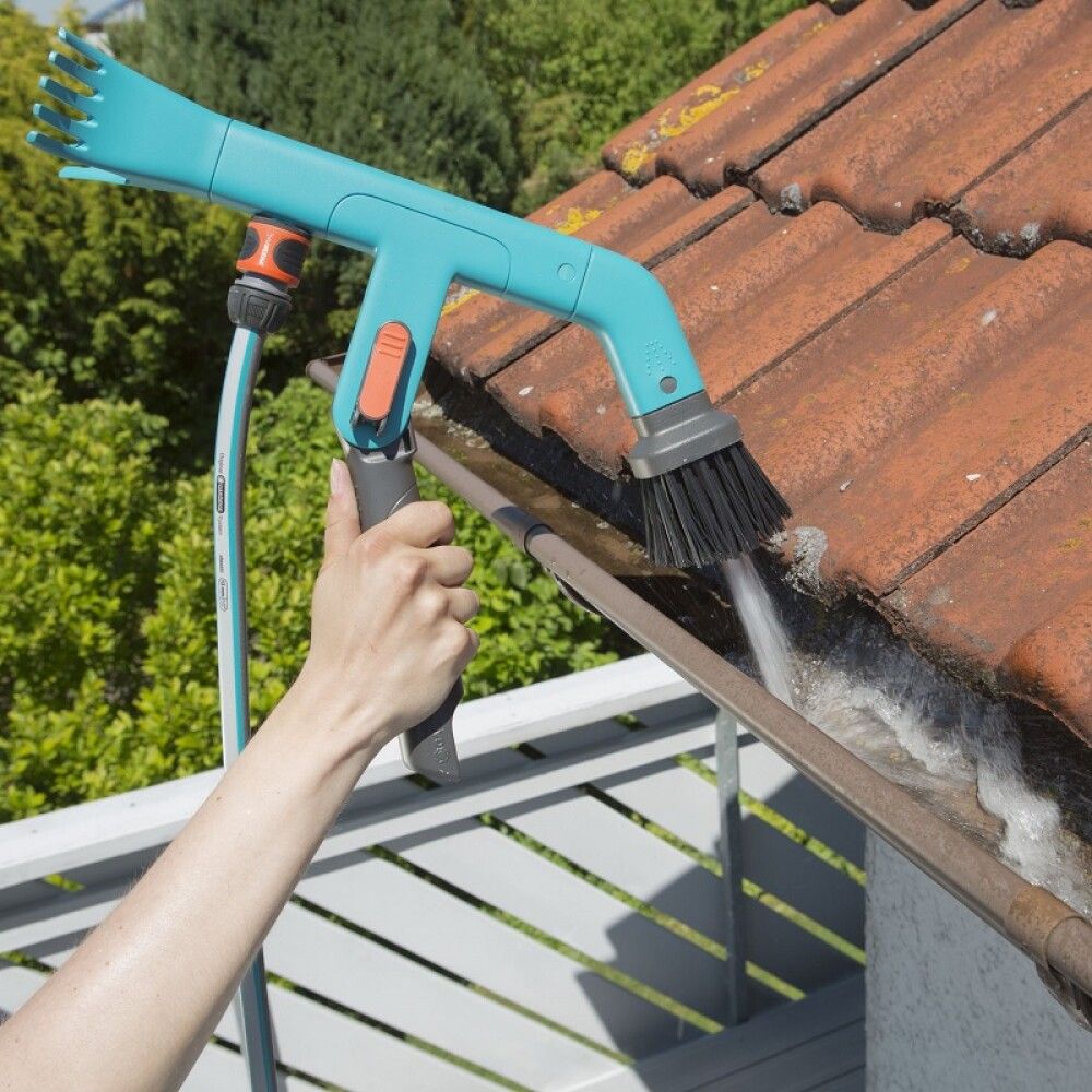 Räystäskourun puhdistaja Gardena Combisystem vesiliitännällä