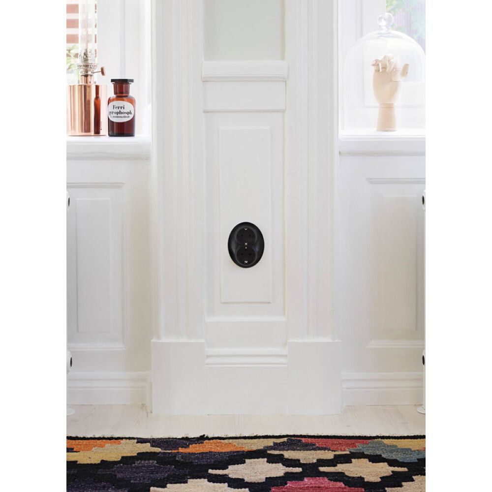 Pistorasia Schneider Electric Renova 2-os Maadoitettu Musta