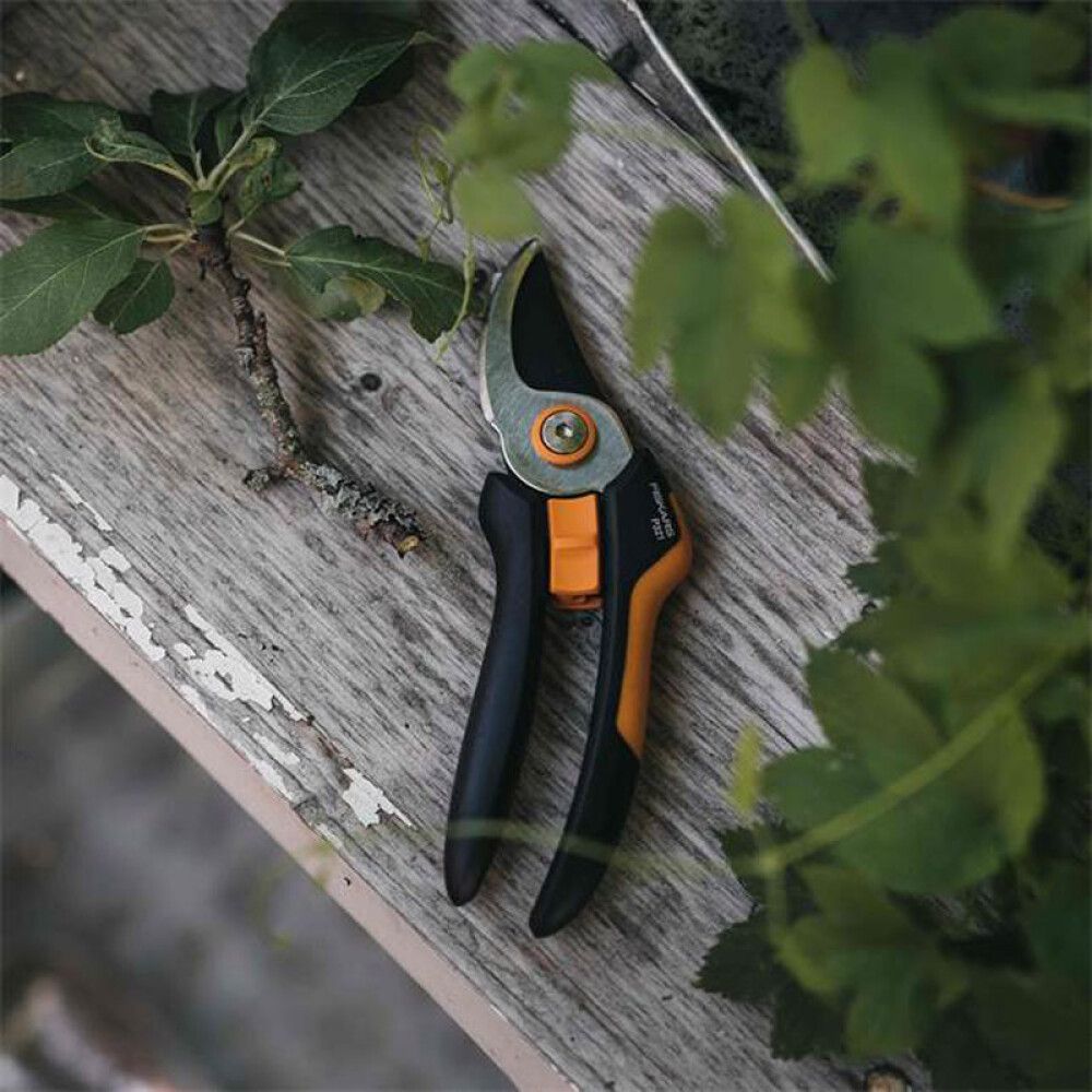 Oksasakset Fiskars Solid M P321 ohileikkaavat