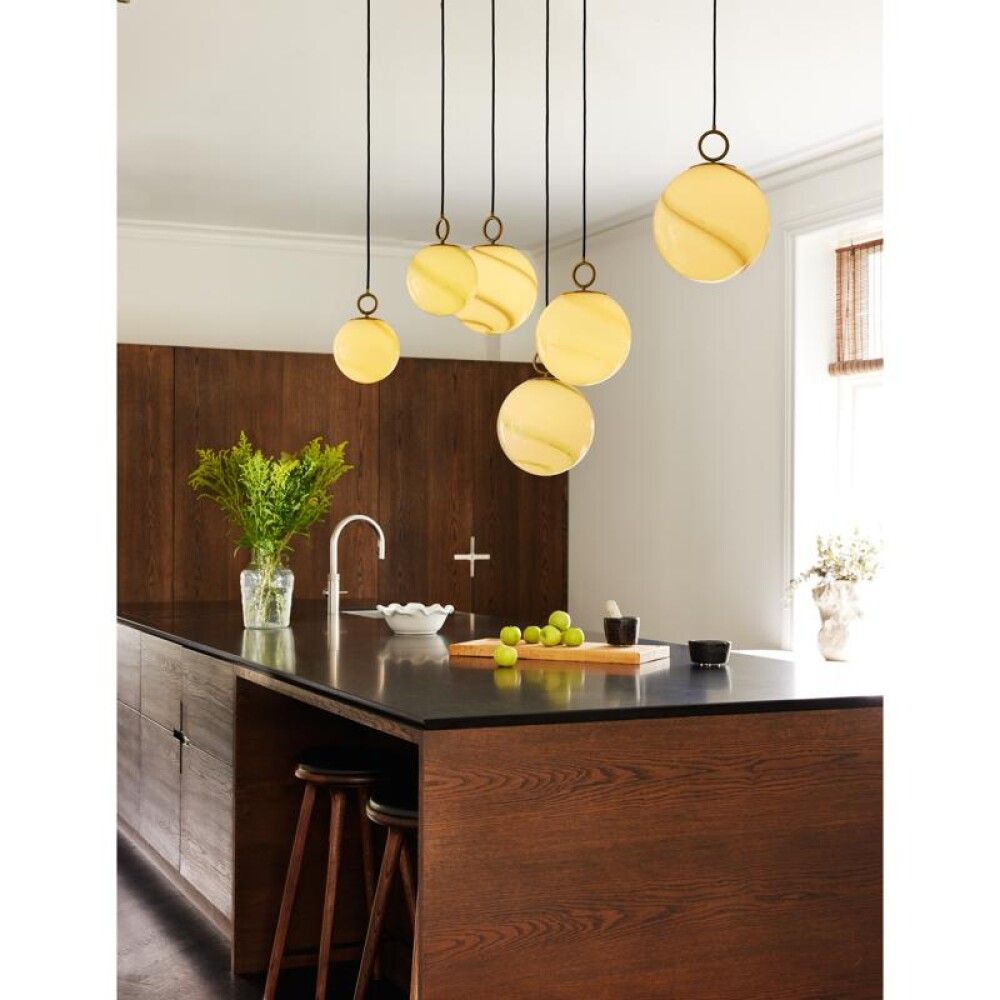 Riippuvalaisin Halo Design Stockholm marmorinruskea/messinki Ø 30 cm