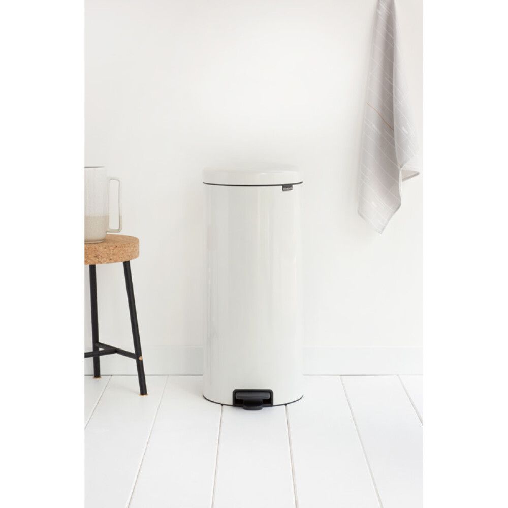 Roska-astia polkimella Brabantia Newicon White 30 l