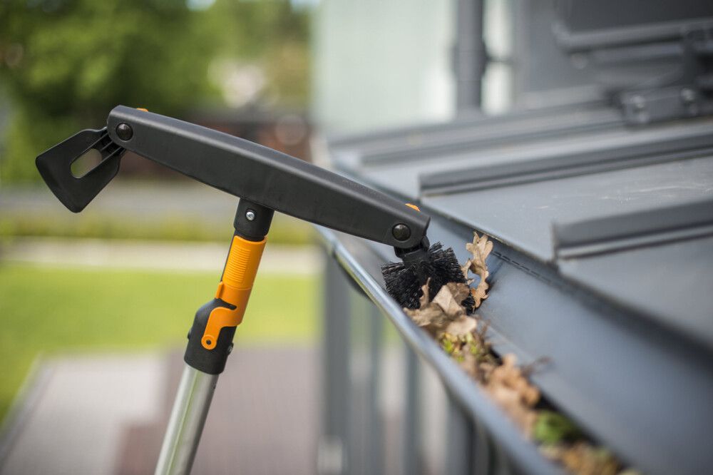 Räystäskourun puhdistaja Fiskars QuikFit teleskooppivarrella