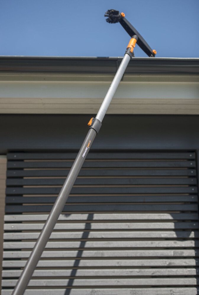 Räystäskourun puhdistaja Fiskars QuikFit teleskooppivarrella