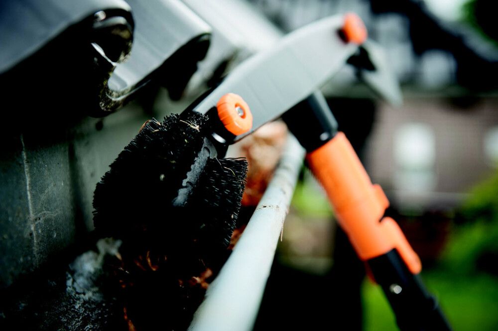 Räystäskourun puhdistaja Fiskars QuikFit teleskooppivarrella