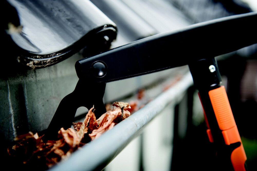 Räystäskourun puhdistaja Fiskars QuikFit teleskooppivarrella