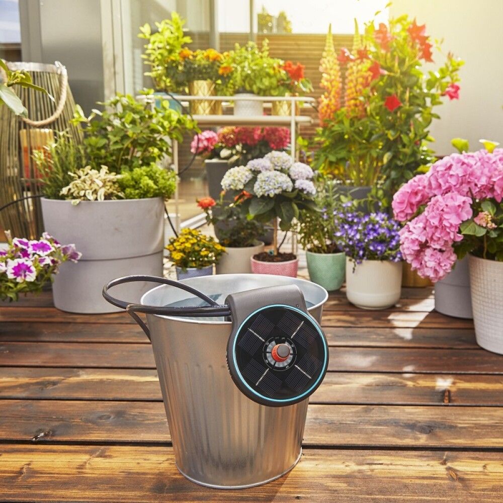 Lomakastelusarja Gardena AquaBloom aurinkokennolla