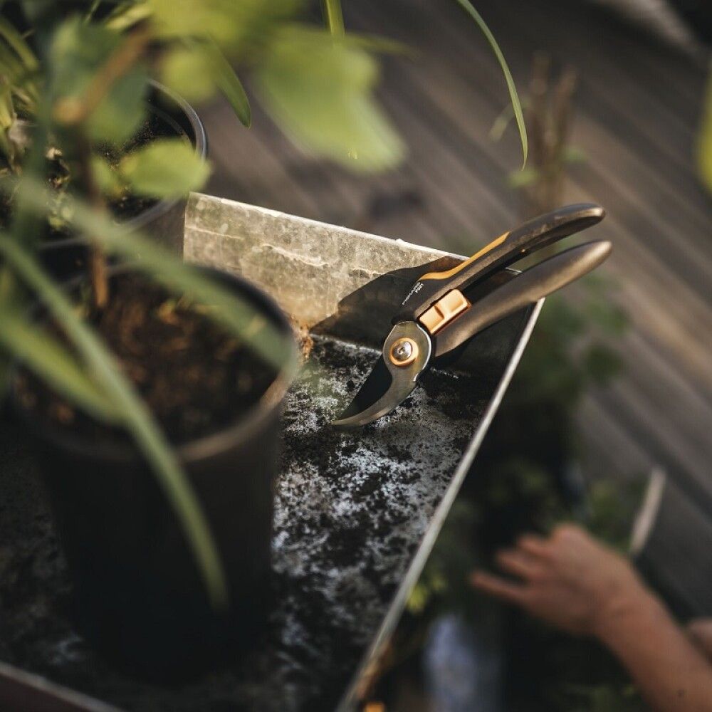 Oksasakset Fiskars Solid M P321 ohileikkaavat