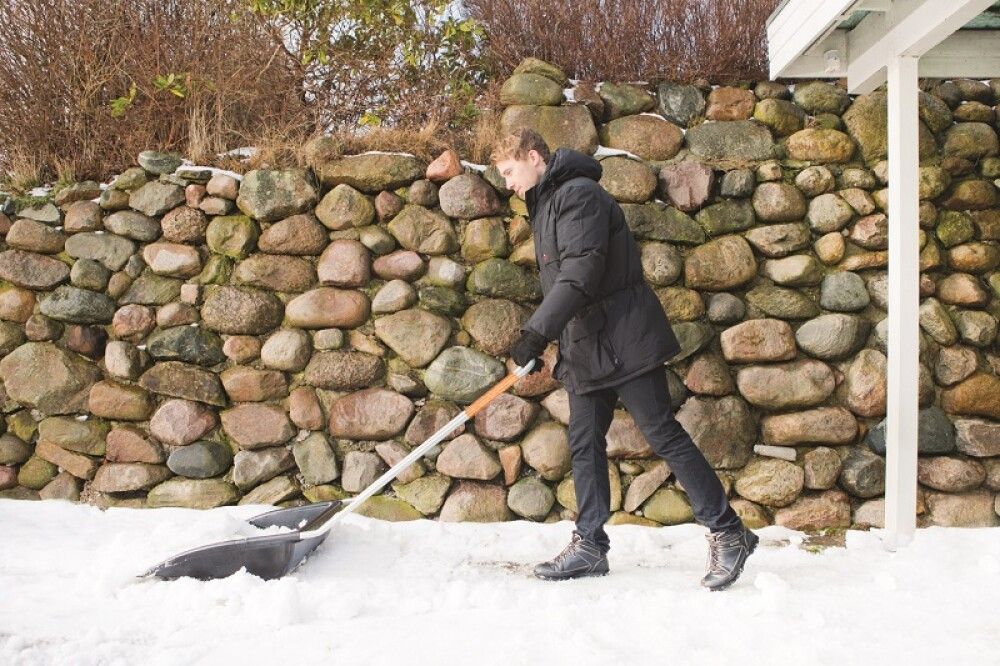 Lumikola Fiskars SnowXpert 72 cm musta